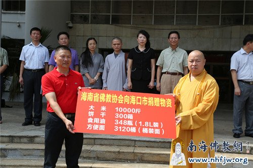 04杜欣局长能作为代表接受捐赠物资_副本