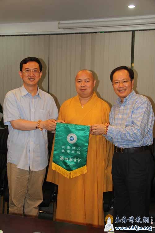 05 赵利生主席代表向吴春太大使赠送纪念品