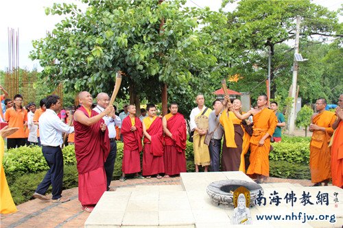 04 蓝毗尼圣火在汉传、南传及藏传佛教的三位代表的手中同时点燃_副本