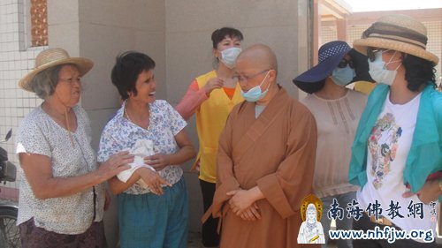 海南省佛协副会长,海口泰华庵住持释成道倾听灾民疾苦