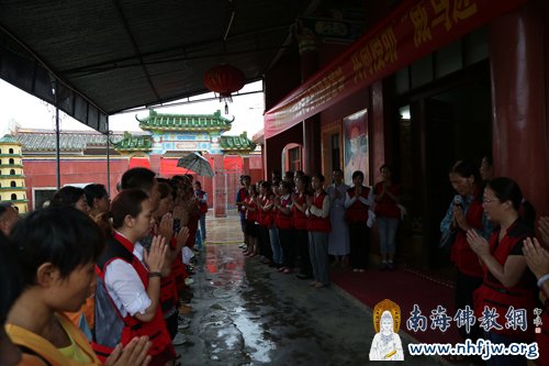 迎请的义工们排班整齐,虔诚称念佛号