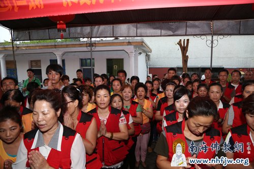 参加法会的义工与信众众多