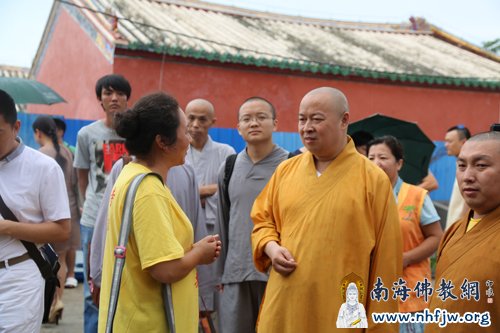 大和尚询问当地居士受灾情况