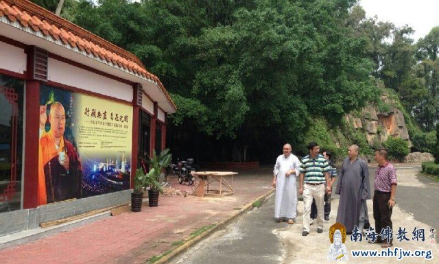 李伟明常务副部长与僧众交谈