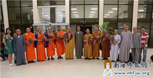 01 众多留学法师前来科伦坡国际机场接机.jpg