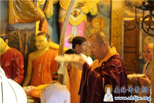 03 印顺大和尚于岗嘎拉玛寺大殿献花.jpg