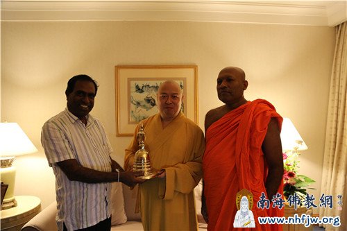 15 班达拉副校长及加纳拉提那系主任向印顺大和尚赠送礼物.jpg