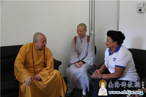 01 印顺大和尚(左一与贾帕克萨总统夫人(右一)于卡尔顿幼儿园会客厅会谈.jpg