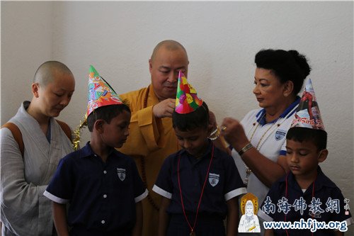05 第一夫人与印顺大和尚共同为小朋友送上生日礼物——来自中国的福顺牌.jpg