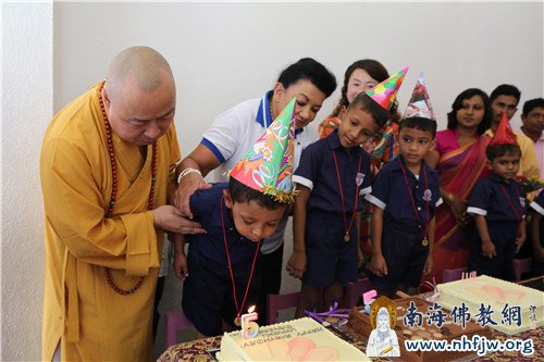 06 在众人的祝福下小寿星们逐一吹蜡烛.jpg
