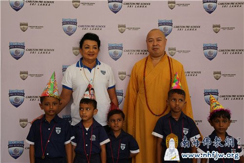 08 第一夫人、印顺大和尚与过生日的小朋友合影留念.jpg