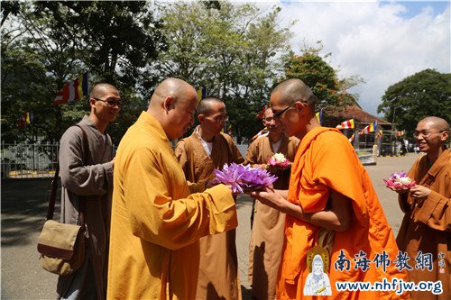 04 中国留学法师于佛牙寺前向印顺大和尚献花.jpg