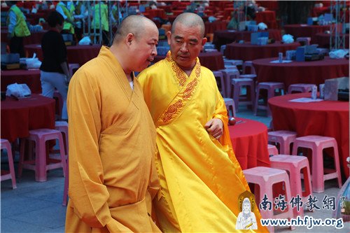 印顺大和尚与新军法师亲切交谈