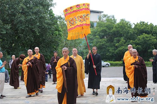 01迎请印顺大和尚.jpg