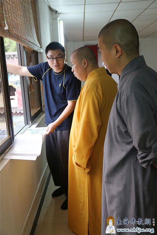 05印顺大和尚听取汇报.jpg