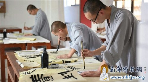 专心致志地练习书法.