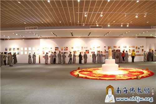 学僧们有序参观展厅