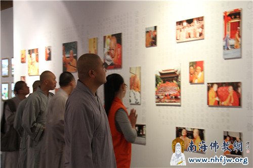 义工为学僧们介绍照片背景
