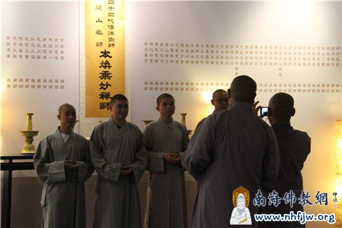 学僧自发合影留念