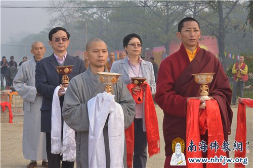 03 中国驻尼泊尔大使吴春泰及夫人、尼泊尔中华寺当家师中勇法师、藏传慈成加参仁波切共同出席供灯法会.jpg