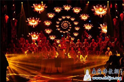 LED大屏幕上的朵朵莲花闪光映现,与表演者融汇成一道美丽的画面