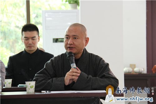 本焕学院教务长来定法师主持开学典礼