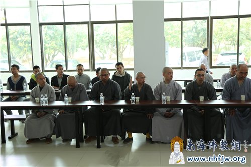 开学典礼上,学僧们举行回答大和尚的问题