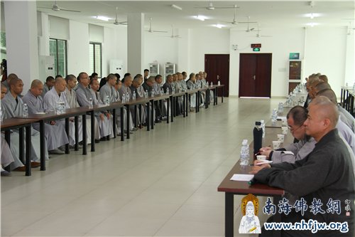 开学典礼上本焕学院全体师生聆听大和尚开示