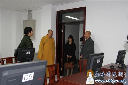 戴晨京司长与教务长来定法师亲切交谈