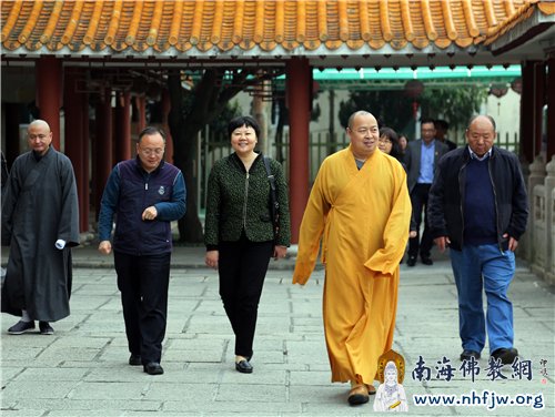 印顺大和尚带领戴晨京一行参观弘法寺