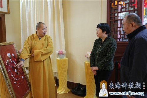 印顺大和尚向戴晨京一行介绍本老真身舍利