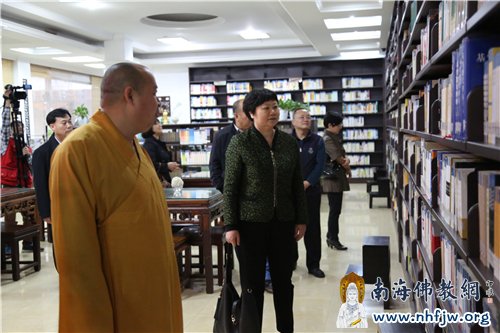 参观弘法寺图书馆