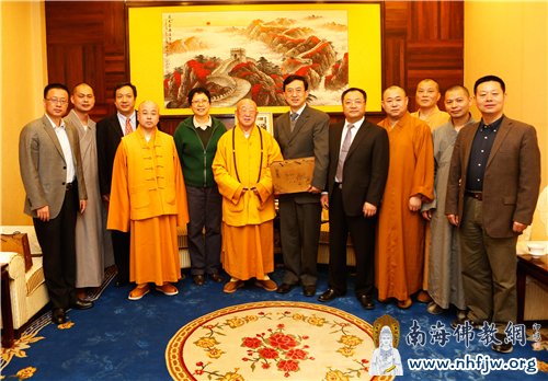 中勇法师与中国驻尼泊尔大使吴春太、松纯长老合影留念