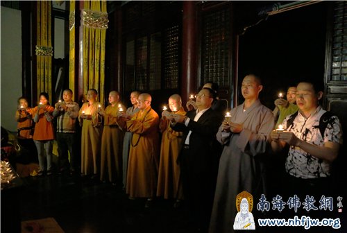 松纯长老为中尼两国友好友谊而点亮祈福灯