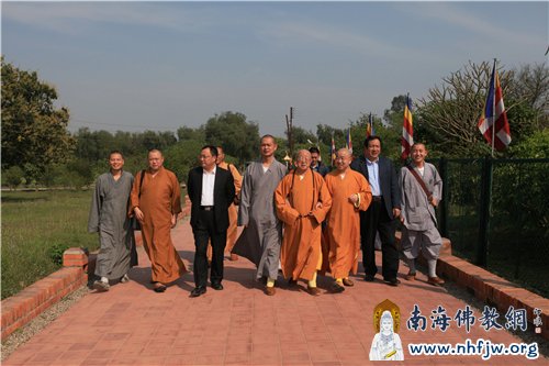 09 中勇法师陪同松纯长老朝拜释迦牟尼佛诞生地——蓝毗尼圣园.jpg