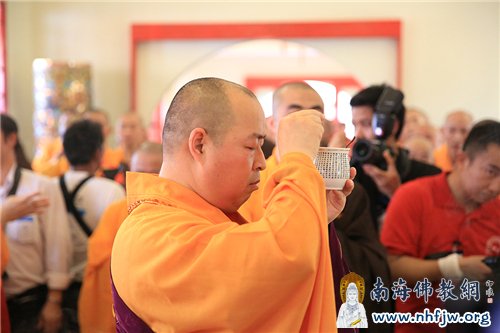 洒净仪式。(图片来源:凤凰佛教 摄影:林恩)