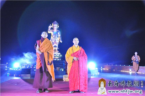 03 中勇法师与藏传慈成加参仁波切共同出席供灯法会.jpg