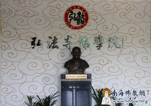 佛学院大厅——本焕长老铜像