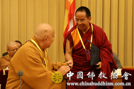 第十一世班禅额尔德尼·确吉杰布与传印长老亲切握手