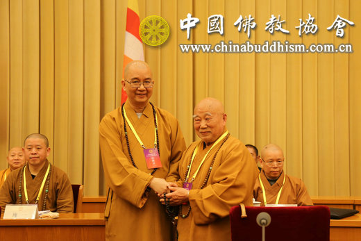 传印长老与学诚会长亲切握手