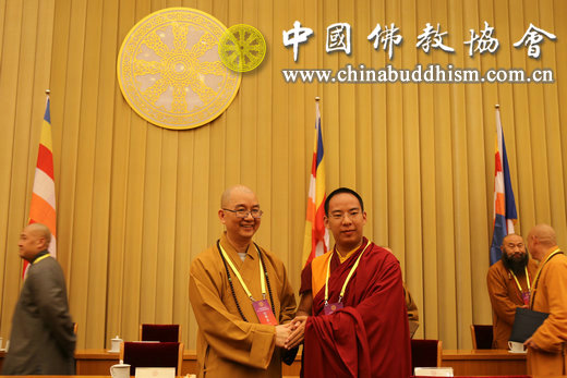 第十一世班禅额尔德尼·确吉杰布与学诚副会长亲切握手