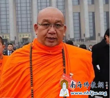 05副会长祜巴龙庄勐(傣),55岁,1973年在缅甸勐养龙旺坝岗佛寺剃发受沙弥戒,1980年6月在缅甸景栋旺贺弘佛寺受比丘戒。云南省佛教协会副会长、西双版纳傣族自治州佛教协会会长、云南佛学院西双版纳分院院长,1993年任西双版纳总佛寺住持,统辖全西双版纳的576所佛寺。2004年1月晋升为“祜巴”。.jpg