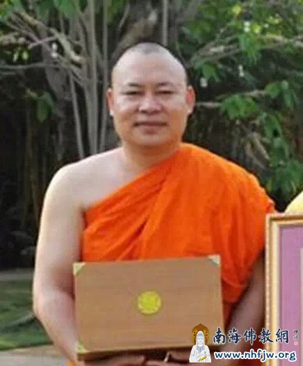 34副会长诏等傣(傣),云南瑞丽市总佛寺住持、德宏州佛教协会副会长、瑞丽市佛教协会会长,云南省政协委员,曾获得缅甸政府宗教勋章,这是由缅甸总统亲自签署颁发的国家最高奖项之一,在缅甸国内有重要影响力,获得该勋章的人士必须是德高望重、品行卓越、修为杰出的大师。.jpg