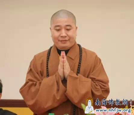35副会长则悟法师,41岁,浙江瑞安人氏。1982年于浙江瑞安朝真寺遁入空门,修习佛法;1992年10月于福州林阳寺受具足戒,1998年毕业于闽南佛学院,现任福建省政协委员、福建省政协民宗委委员、福建省佛教协会副会长、福建省海外联谊会常委、厦门市第十三届人大代表、厦门市宗教研究会会长、厦门市佛教协会会长、厦门南普陀寺方丈。.jpg