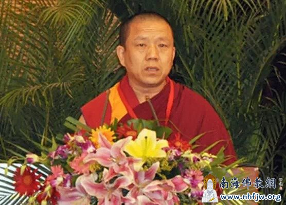 31副会长胡雪峰(蒙),49岁,出生于辽宁省阜新蒙古族自治县佛寺乡,自幼受父母熏陶,笃信佛教。15岁到雍和宫出家,取法名罗桑·散布丹。1987年,始任雍和宫经师,毕业于中国藏语系高级佛学院录取。1994年被选为雍和宫副住持,2010年1月升任雍和宫住持。先后担任第八届中华全国联合会委员,北京市佛教协会会长,北京市第八届青年联合会副主席,北京市政协委员。.jpg