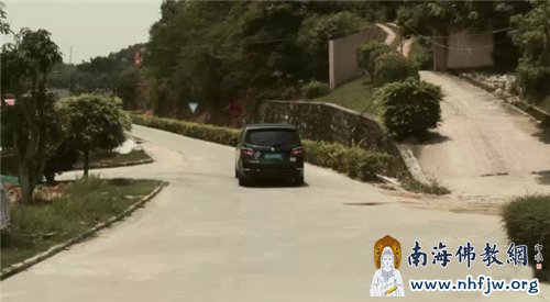 运送善款的专车缓缓驶离本焕学院