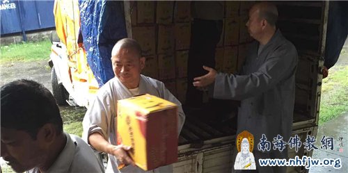 紧急将赈灾物资装车