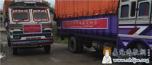 中华寺赈灾物资运送车队驶向灾区