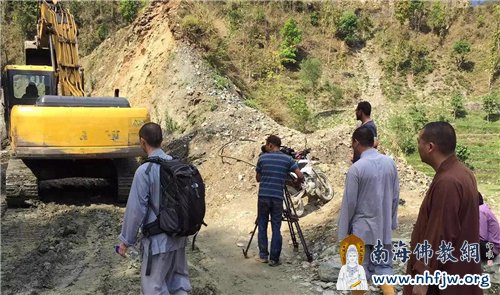 动用挖掘机,开通被堵山路,让震灾车队顺利抵达灾区