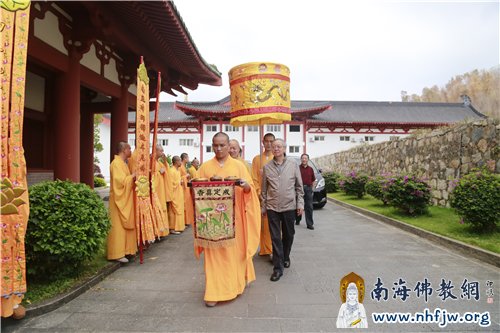 中央统战部二局局长赵学义一行参访三亚南山寺